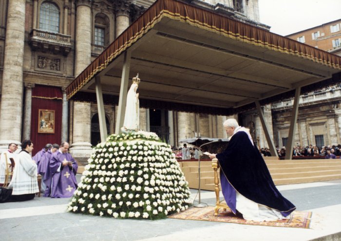 Иоанн Павел II перед Фатимской статуей в Риме, 25 марта 1984