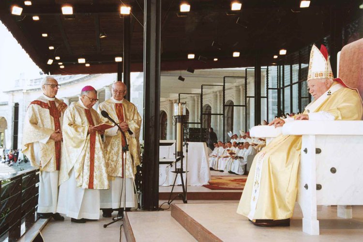 Св. Иоанн Павел II во время Мессы беатификации Франсишку и Жасинты в Фатиме. 13 мая 2000 года.